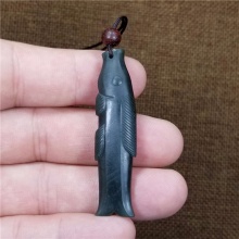 中国玉石雕刻大师马洪伟工作室出品仿古连年有余青玉鱼挂件9.6克