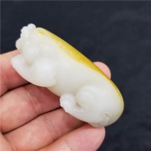 琪玉商城和田玉名家大师细腻油润撒金皮白玉籽料貔貅小把件72.8克，重器询价！