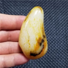 新疆和田玉细腻完整饱满一口气撒金皮白玉高端玩料121.3克，重器询价六位数！