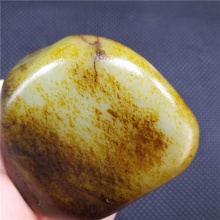 琪玉商城细腻油润完整饱满秋梨撒金皮白玉籽料1034.2克，重器询价六位数！